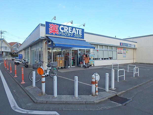 クリエイトエス・ディー戸塚汲沢店 500m お薬や日用品はもちろん、冷蔵食品・冷凍食品・野菜・精肉・酒なども取り揃える頼もしいお店。
