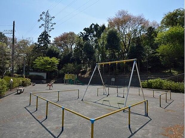 汲沢子の神公園 750m 宝寿院の後方にある鎮守の森が汲沢子の神公園です。広い芝生広場もあります。