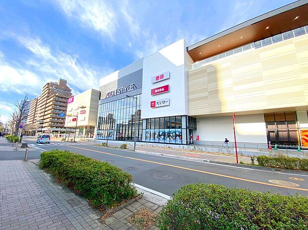 イオン天王町ショッピングセンター　1300m　飲食、サービスなどのの専門店を展開するショッピングセンター。 