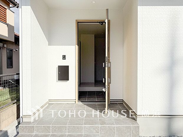 お住まいの顔となる玄関。住まう方のプライドを満たすクオリティを備えています。 