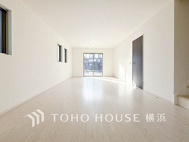 明るく開放的な空間が広がるLDK。室内には豊かな陽光が注ぎ込み、爽やかな住空間を演出。