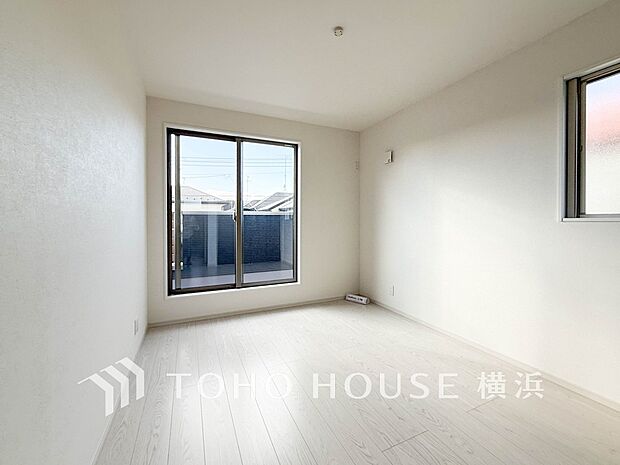 通風・採光にも優れ、心地よい光と風があふれています。プライベートな自分時間を快適に過ごせるお部屋。