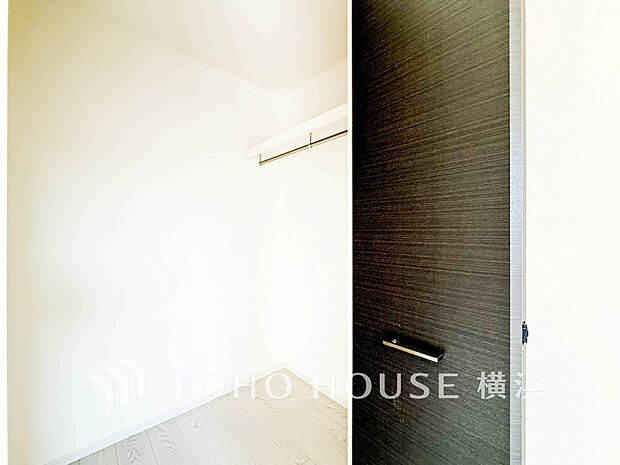 季節物の衣類もスッキリ収納できるウォークインクロゼット。