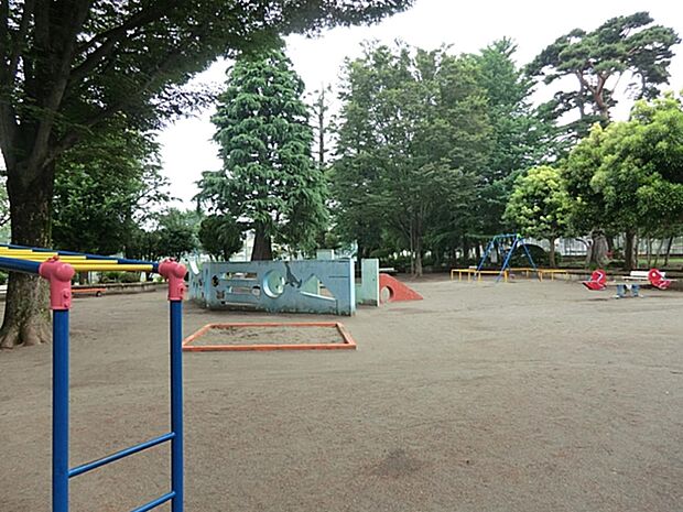 相模台公園　900m　軟式野球場とテニスコートを併設している公園。散歩をしたりと人々の憩いの場となっています。   