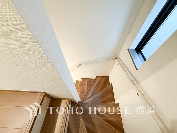 各フロアを結ぶ階段。集いの空間と一人の時間を楽しむプライベートルームをバランスよく繋いでいます。