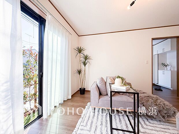 あたたかい日差しがたっぷり降り注ぐLDKは自然と家族の顔があかるい笑顔に。