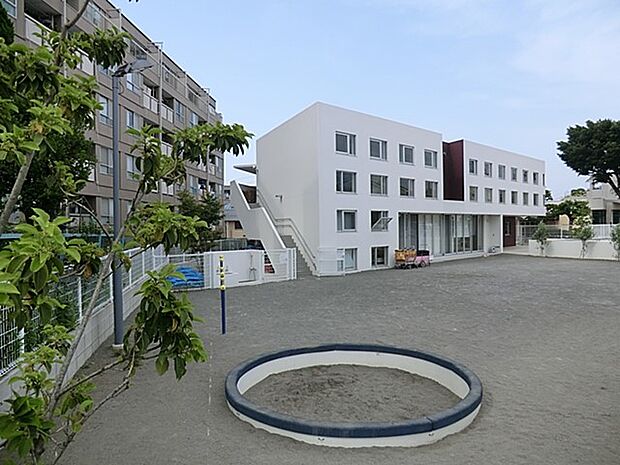横浜市中希望が丘保育園 750m 平成22年に園舎の全面建替を実施し、バリアフリーで機能的、明るく現代的な保育環境。