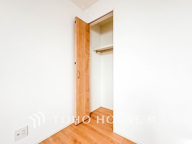 パントリーには缶詰や調味料などの食品類、かさばるペーパーやラップ類をまとめて収納できます。