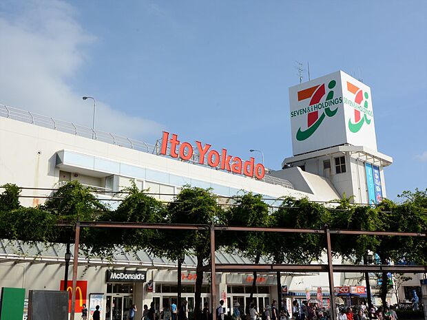 イトーヨーカドー上永谷店　1300m　上永谷駅前にある、ご存知の全国チェーンの大型スーパー。駅前なのでお仕事帰りのお買い物にも便利です。   