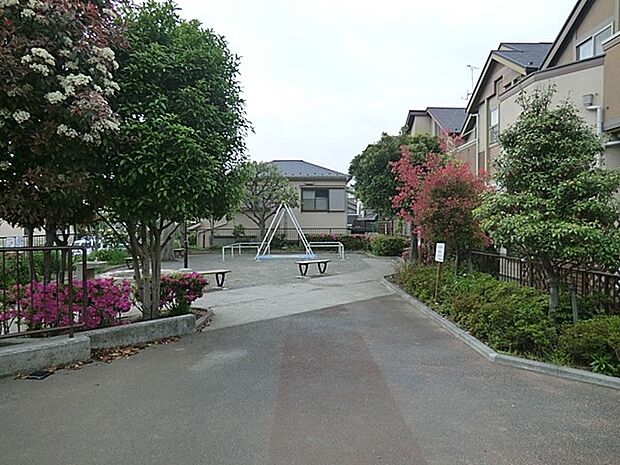 渡戸第二公園　500m　住宅地に囲まれた公園。小さなお子様も安心して遊ばせられる公園です。 