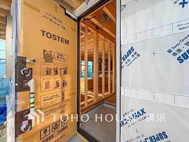 上質感漂う玄関と廊下。居住者の帰り、訪れる方を優しく迎えてくれます。(2025年12月撮影)