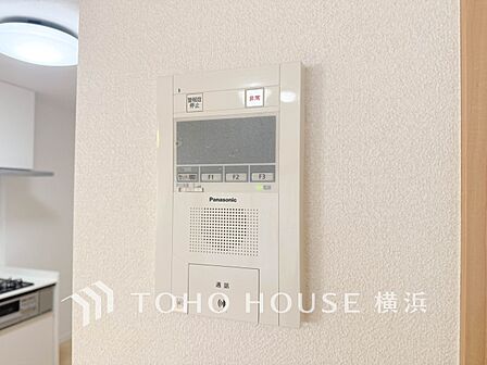 誰が来てもわかる様にモニター付きインターホンを設置。快適と安らぎを合わせた優しい設計。 