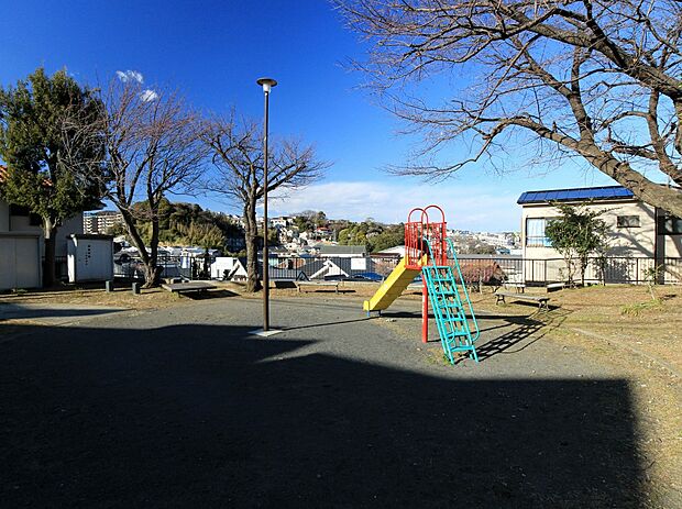 別所第二公園　270m　公園からランドマークタワーを望むことのできる住宅街の中の公園です。 