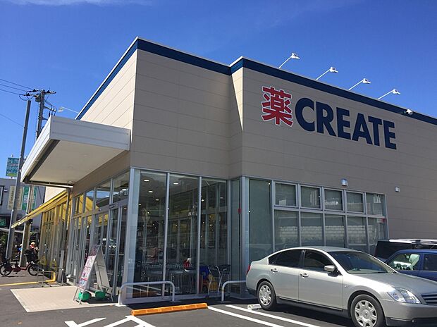 クリエイトエス・ディー横浜別所五丁目店　120m　お薬や日用品、冷蔵食品・冷凍食品・野菜・精肉・お酒などもお手ごろ価格で取り揃える頼もしいお店。 