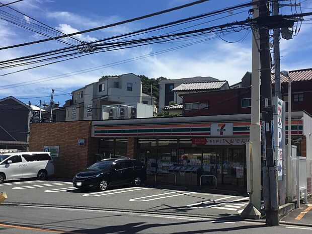 セブンイレブン横浜別所3丁目店　88m　24時間営業。近くにあるとちょっとした買い物にも便利ですね。 