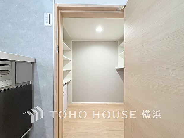 パントリーには缶詰や調味料などの食品類、かさばるペーパーやラップ類をまとめて収納できます。