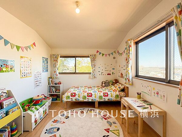 子供部屋にも嬉しい全居室収納スペース。お部屋が広々使用できます。（家具等はAI加工です）