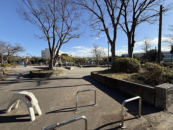 本牧元町東公園　67m　小さなお子さまが遊んだり、ふらっと散歩するのにちょうど良い近隣に親しまれている公園。