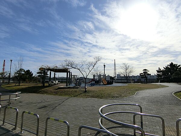 本牧臨海公園　550m　高台の公園で、展望台からは根岸の海を一望できます。横浜らしい船の形の遊具があります。