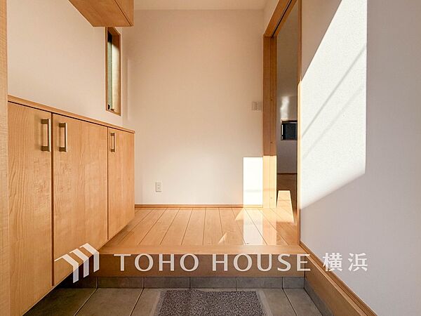 上質感漂う玄関と廊下。居住者の帰り、訪れる方を優しく迎えてくれます。