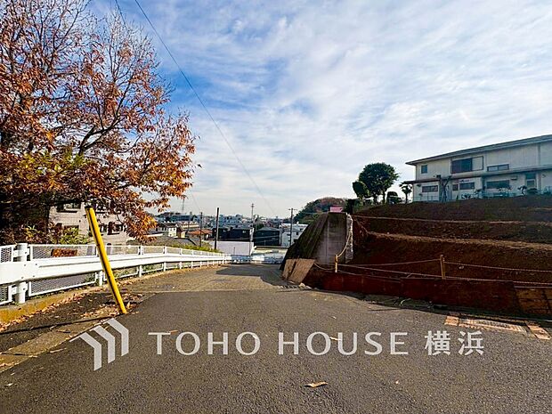 子育て環境、生活利便に優れた住環境に立地し、ゆとりある生活が送れます。（2025年12月撮影）