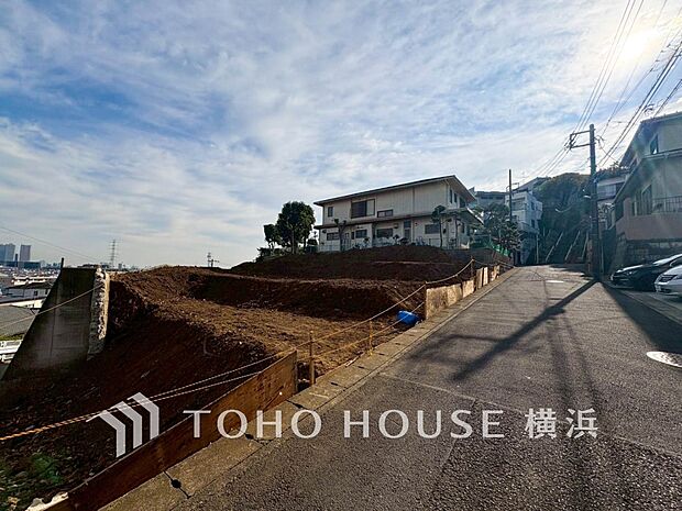 良質な環境に暮らす永住の邸がここに誕生します。（2025年12月撮影）