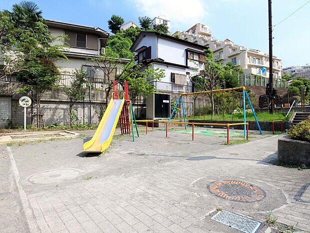 蟹ヶ谷往古滝公園　500m　閑静な住宅街の中にある公園。ブランコ、滑り台、砂場と小さなお子様が安心して遊べる遊具があります。 