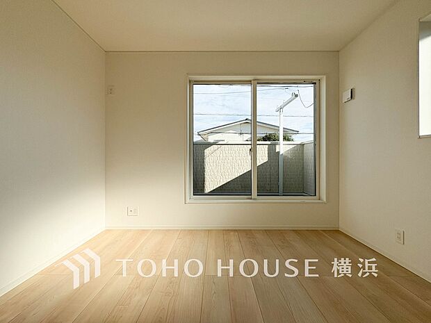 一日の疲れをいやしてくれる寝室。時を忘れて過ごす場所として過ごせるお部屋。