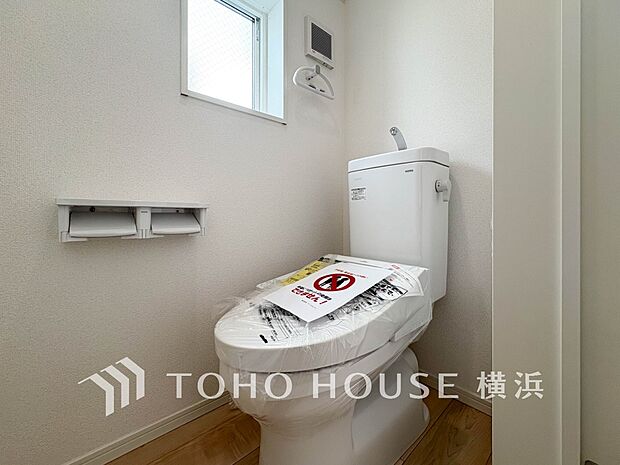 換気と明るさに配慮した、清潔感溢れるトイレ。落ち着いた空間で安らぎのひとときをお過ごしいただけます。