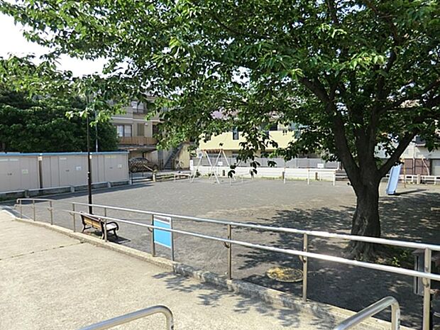 西戸部三丁目公園　400m　パンダの形の遊具があるため、こどもたちからは「パンダ公園」と呼ばれています。 