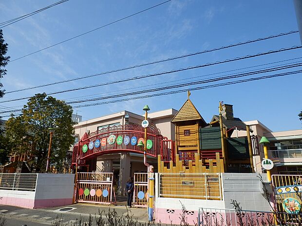 杉之子幼稚園 450m 体を動かしてしっかり遊ぶのが子供の仕事!毎日先生とダイナミックに遊んでいます。