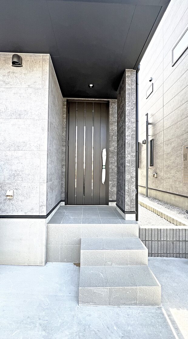 お住まいの顔となる玄関。住まう方のプライドを満たすクオリティを備えています。 