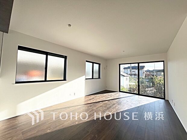 大きな窓から明るい陽射しが射し込む家族みんなの憩いの場。