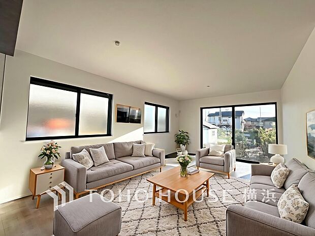 寛ぎとコミュニケーションを育む居心地のよい場所。（家具・装飾品はAI加工です）