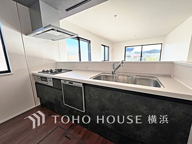 機能的で使い勝手のよさそうなキッチン。明るく清潔感があります。