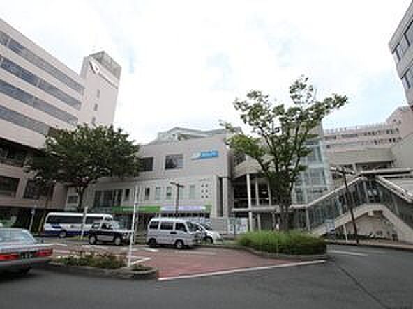 小田急小田原線「新百合ヶ丘」駅　1760m　快速急行が発着する駅で、新宿まで約23分、渋谷まで約26分で移動可能。都心部へのアクセスが良好です。 