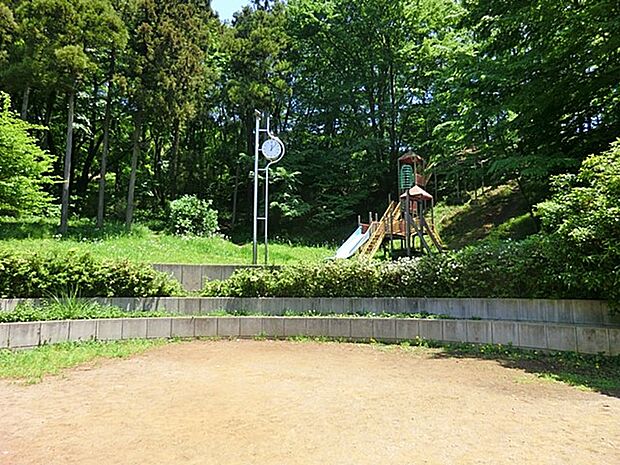 向原の森公園　750m　武蔵野の里山を活かし、森に架かった大規模な複合遊具が目玉です、アスレチックも設置しています。 