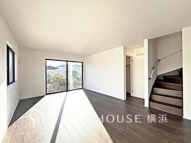 環境の良い場所にセンス良く暮らしたい、リビングは太陽の恵みを感じるぬくもりあふれる空間。