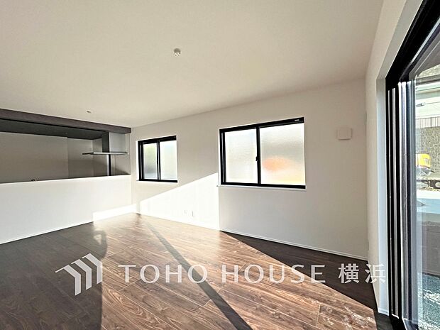 あたたかい日差しがたっぷり降り注ぐLDKは自然と家族の顔があかるい笑顔に。