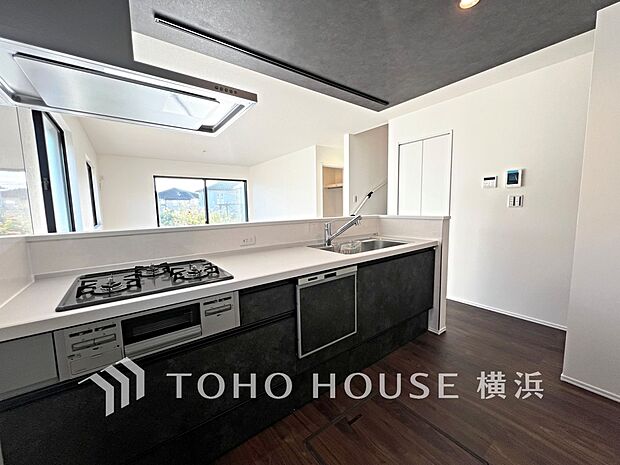 対面キッチンでリビングのご家族と会話を楽しみながらお料理できます。