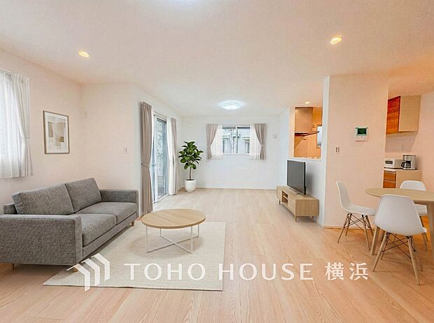 家族と過ごす時間を大切にしたい方にぴったりの明るくゆとりある住空間です。(家具はAI加工です)