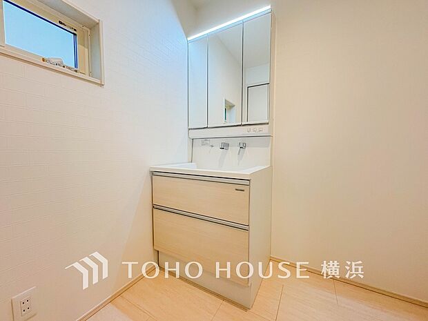 落ち着いた空間を演出するカラーと、ゆったりお使い頂ける広さが魅力のパウダールーム。