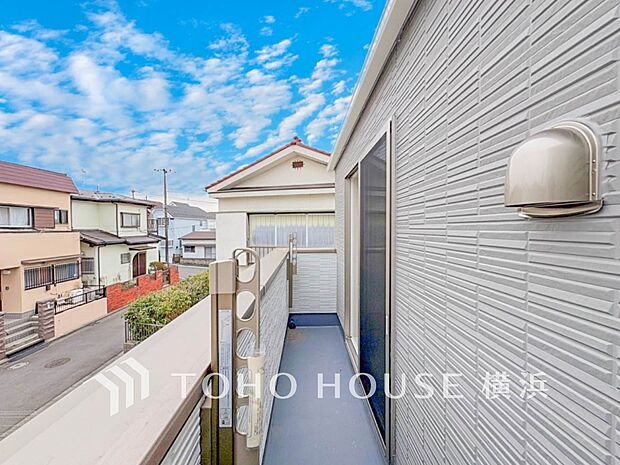 太陽の恵みをたっぷりと受けて、洗濯物も気持ちよく干せそうです。