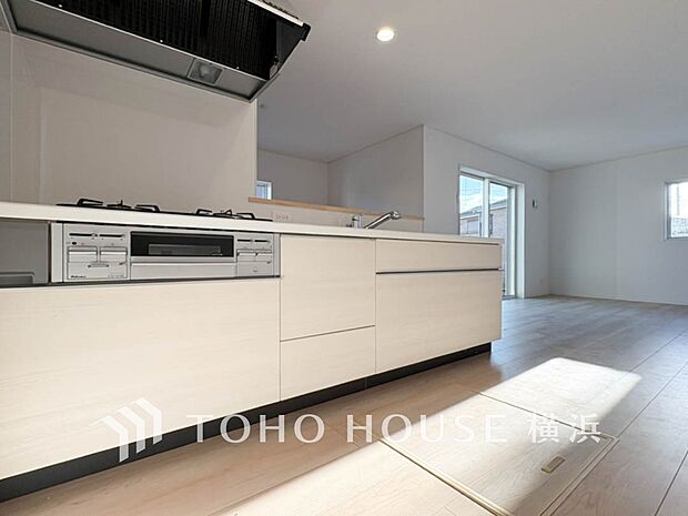 機能性とデザイン性を兼ね備えたシステムキッチン。リビングとの一体感も考慮され、美しい空間が実現。