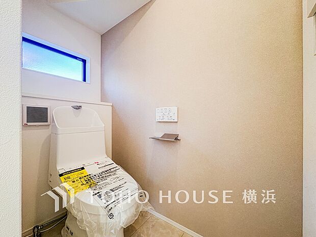 換気と明るさに配慮した、清潔感溢れるトイレ。落ち着いた空間で安らぎのひとときをお過ごしいただけます。