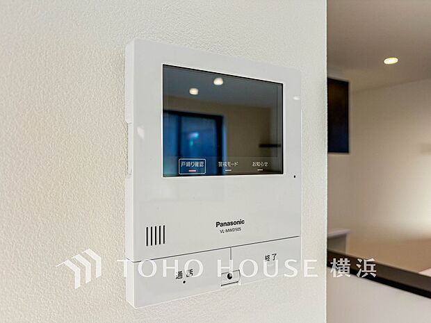 誰が来てもわかる様にモニター付きインターホンを設置。快適と安らぎを合わせた優しい設計。 