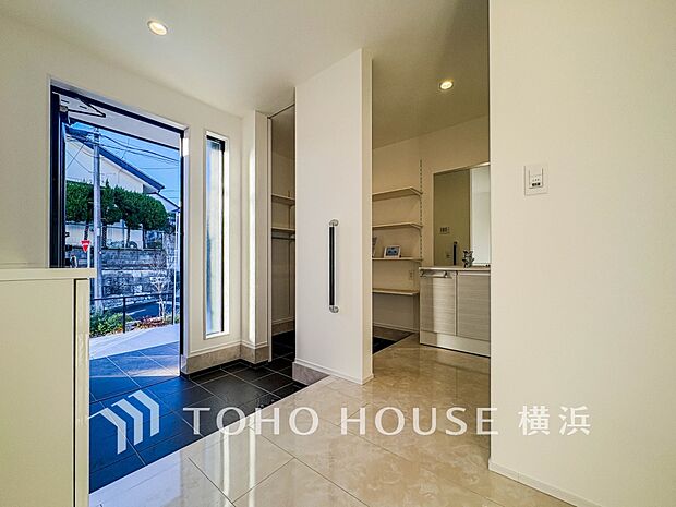 上質感漂う玄関と廊下。居住者の帰り、訪れる方を優しく迎えてくれます。