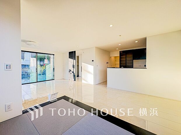 光と風があふれる開放的なリビングダイニングには自然と家族みんなが集まってきます。