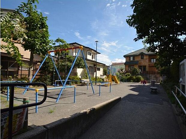 仲久保公園 160m 住宅街の一角にある公園。小さな公園ですが岡村が出身の「ゆず」の歌詞に使われたこともある公園です。