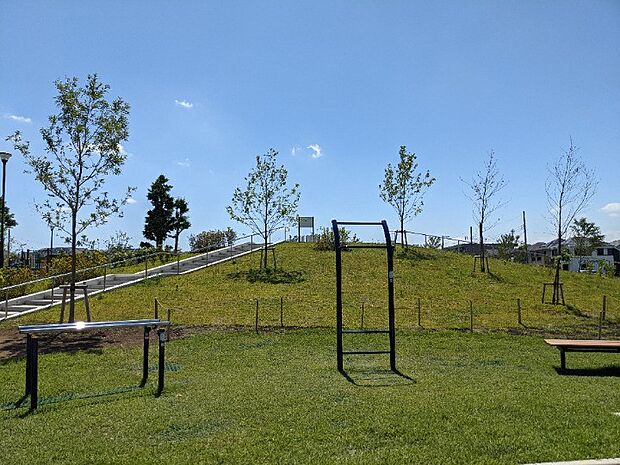 岡村西公園　450m　丘の上の閑静な住宅地の中にあり、鳥の声が響く広々とした公園です。 